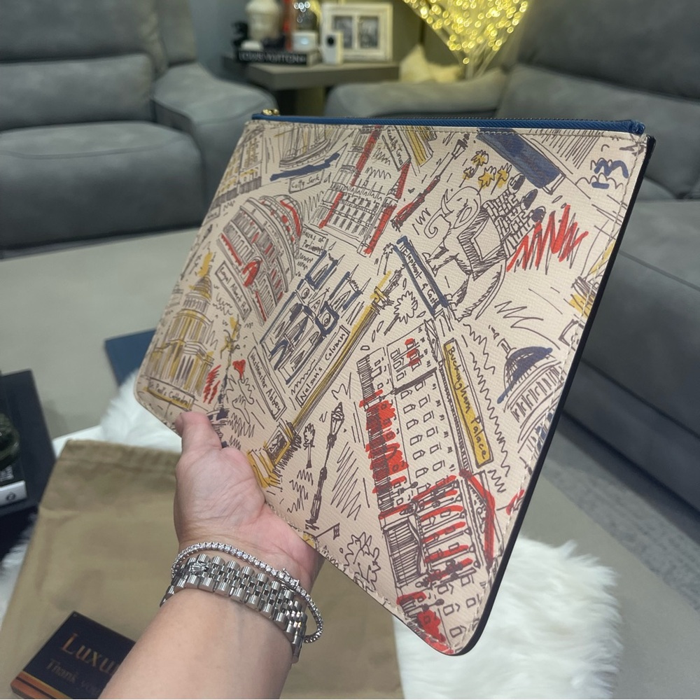 BURBERRY CLUTCH - Picture 2 of 8